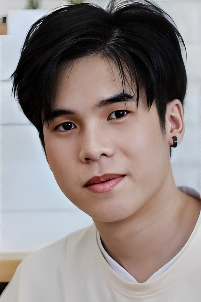 พีรภัทร ธนรัตนนนท์ as Suea in Magic Move