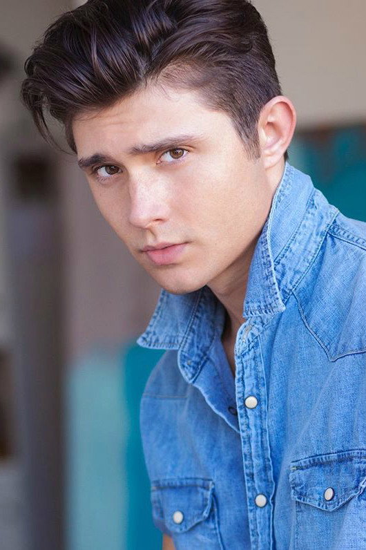 Mateus Ward as Jake Sanders in Hostages