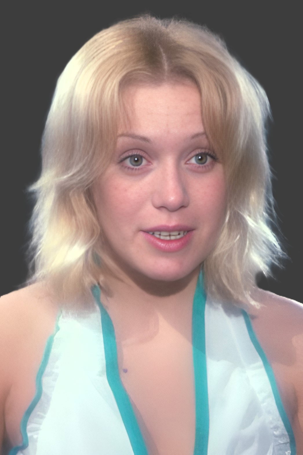 Nathalie Zeiger as Tessa in The Bitches