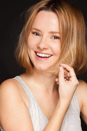 Aitziber Garmendia as Olivia in Muertos S.L.