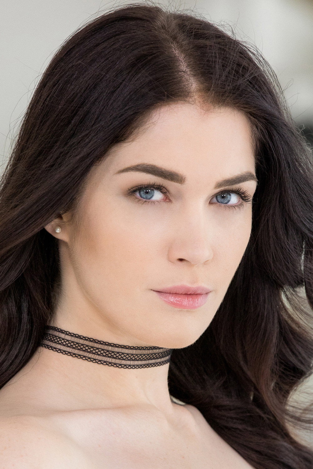 Evelyn Claire as Ava in Haz
