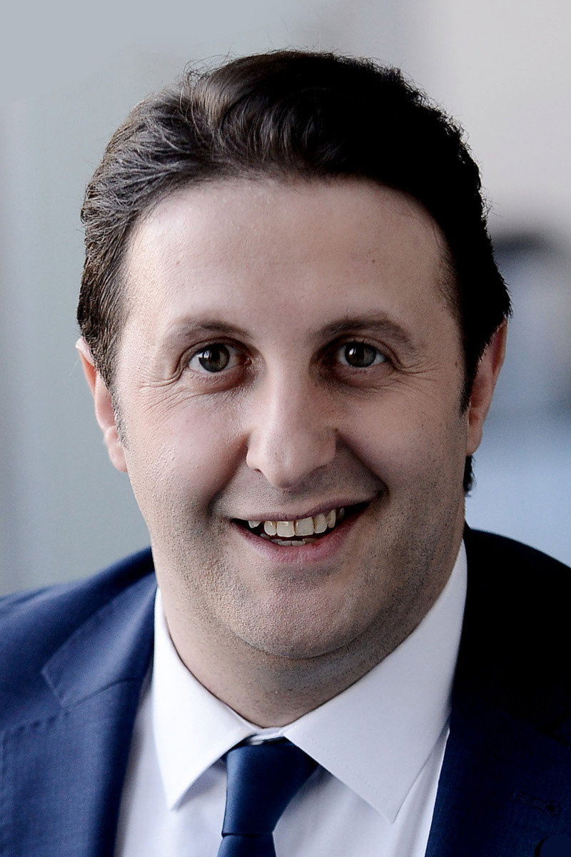 İlker Ayrık as Hüsnü in Cesaretin Var mı Aşka