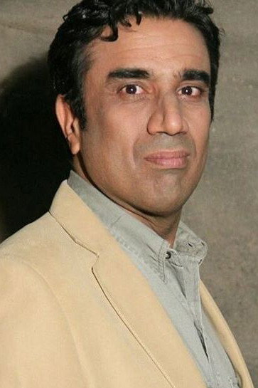 Nasrollah Radesh as Pirouz in Have a nice trip!