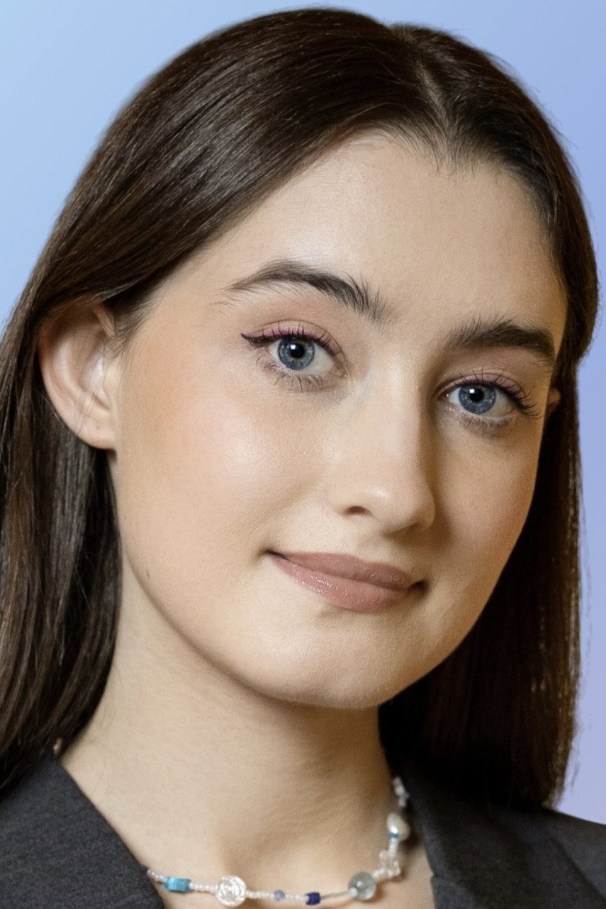 Динара Курбанова as Алёна in Night School