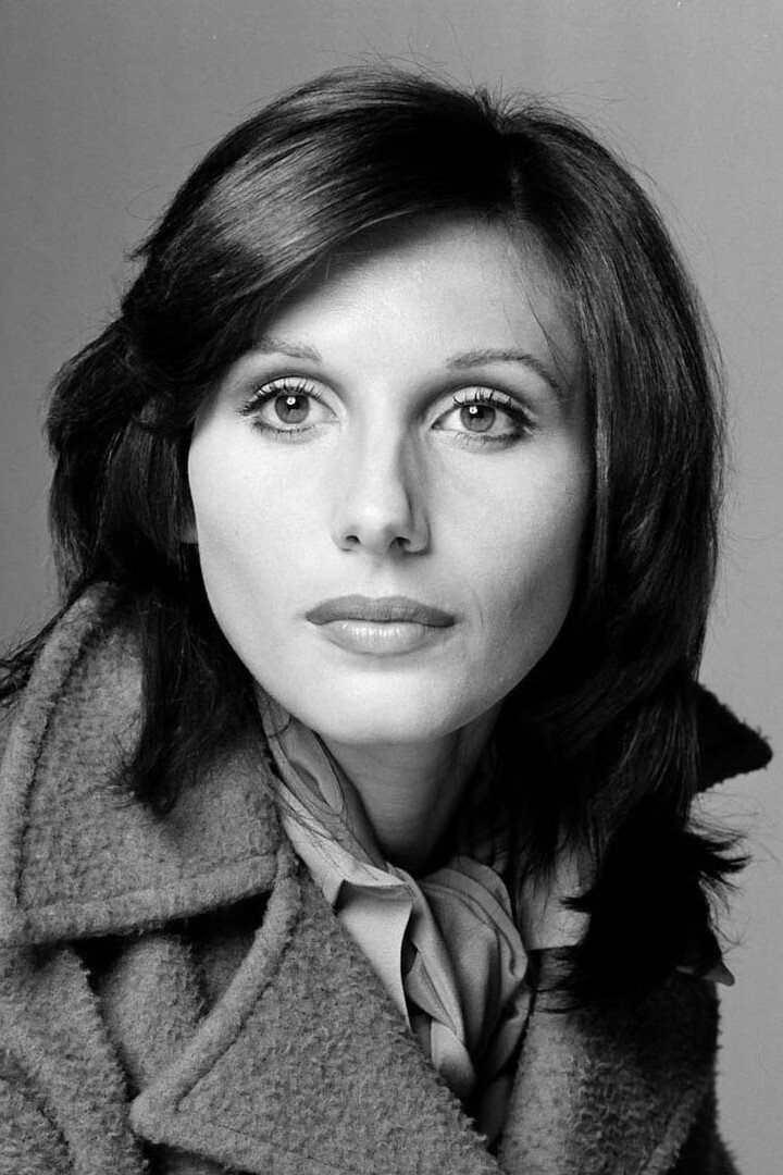 Paola Pitagora as Aida in Flipper
