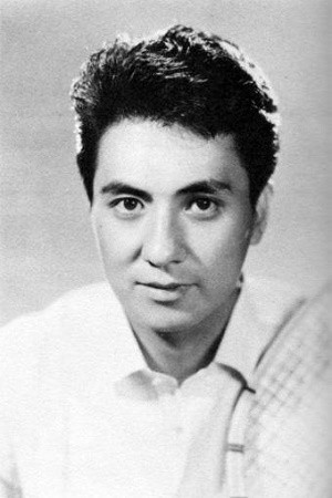 渡辺文雄 as 森村記者 in Vampires