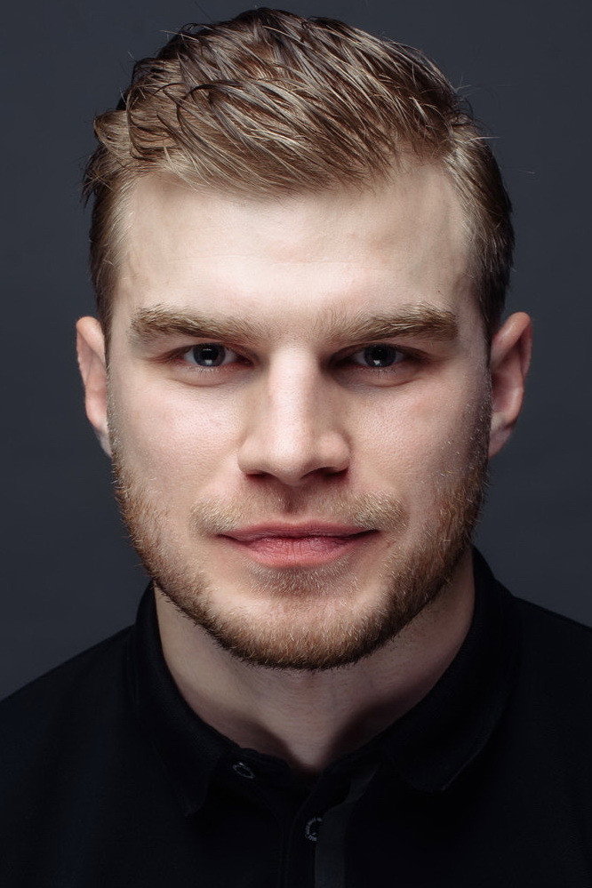 Владимир Любимцев as Олег in Odnazhdy v Zalese