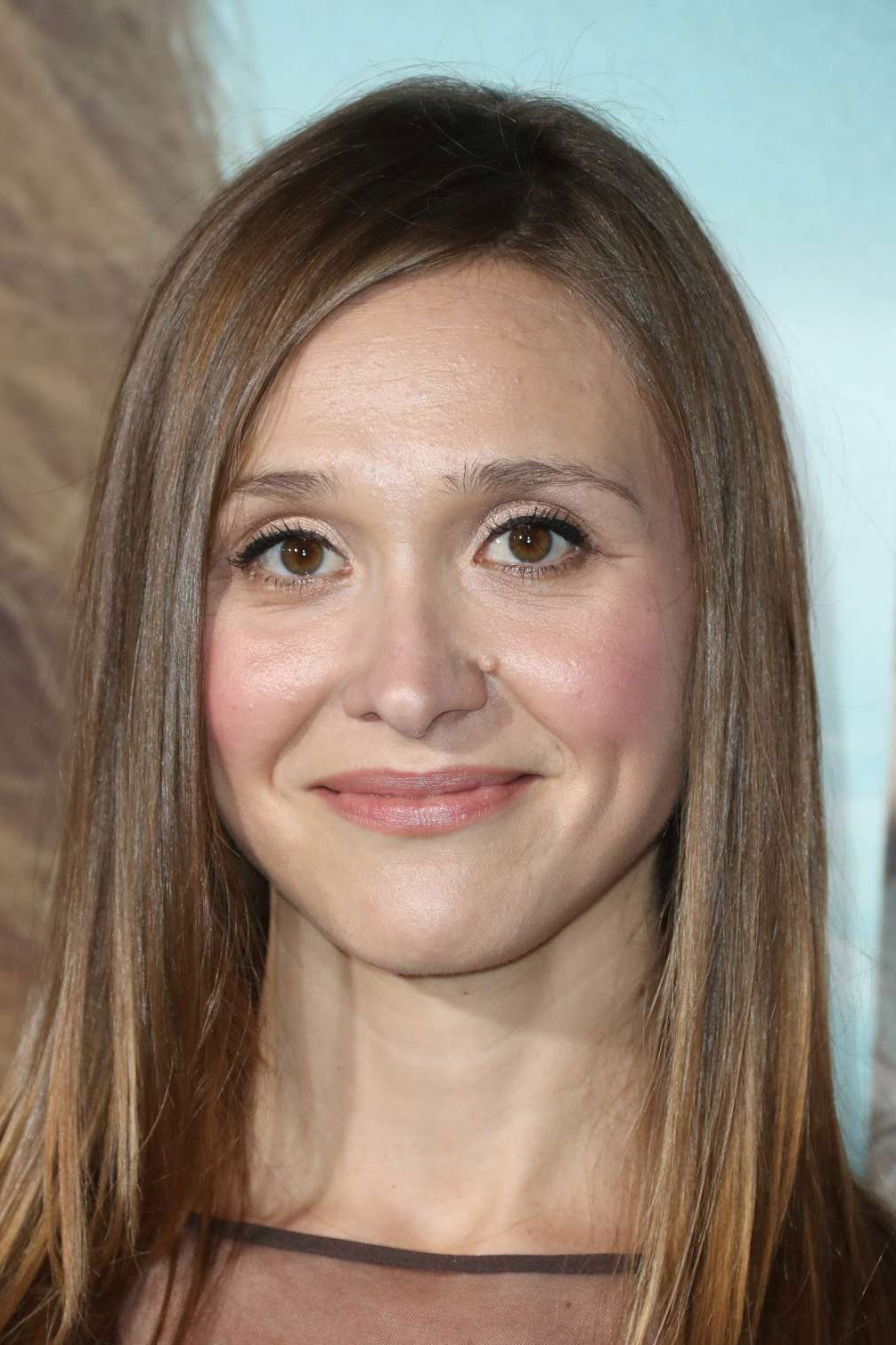 Sarah Sokolovic as Gwen in Cold Comes the Night