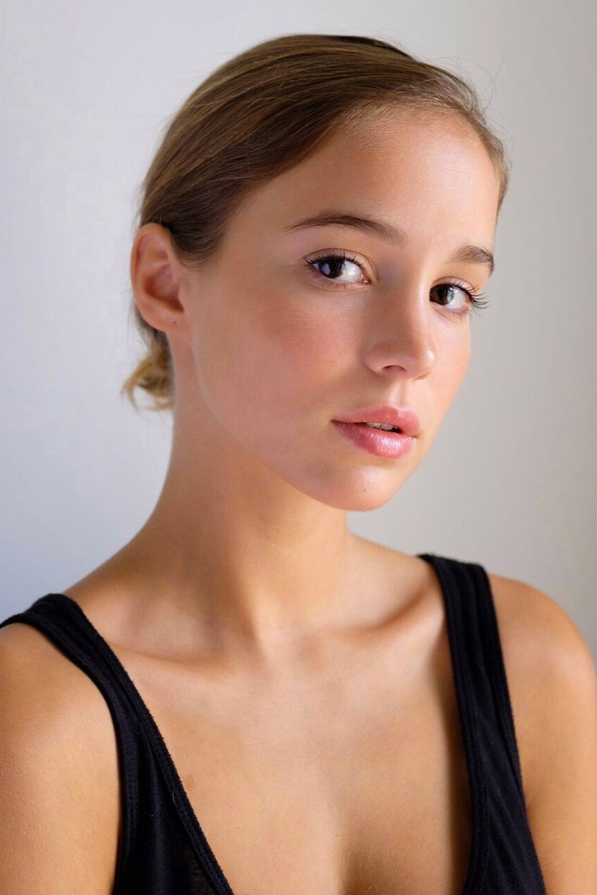 Alba Baptista as Raquel in Miami