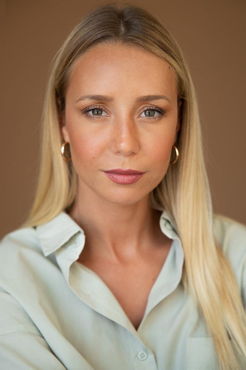 Sofia Arruda as Cindy Costa in Patrões Fora