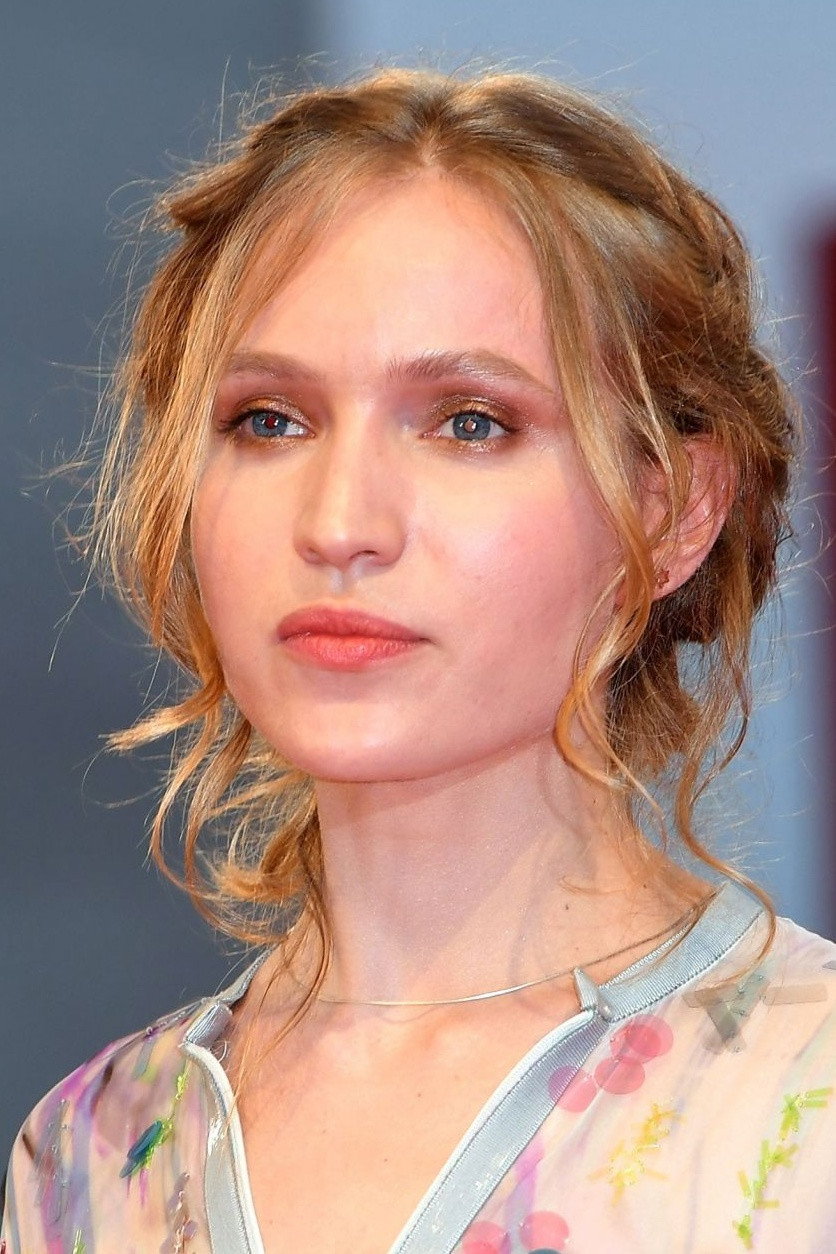 Jessica Cressy as Elena Orsini in Martin Eden