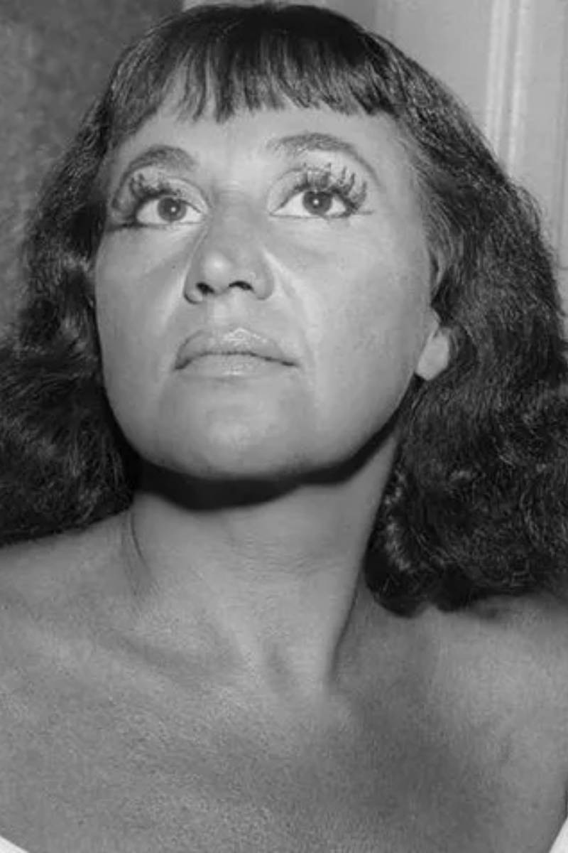 Luz del Fuego as Self (archive footage) in Fakir