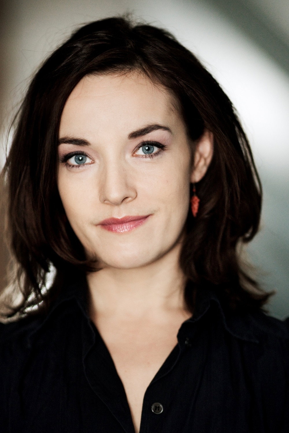 Maria Rossing as Helene - Theos mor in Theo and the magic talisman