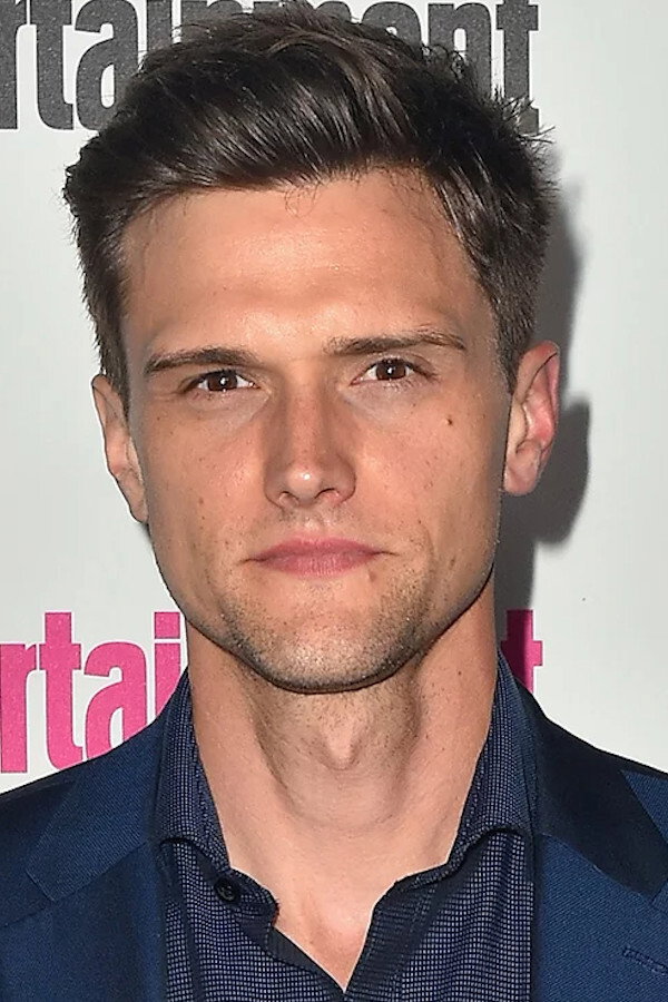 Hartley Sawyer as Ralph Dibny in The Flash: Stretched Scene