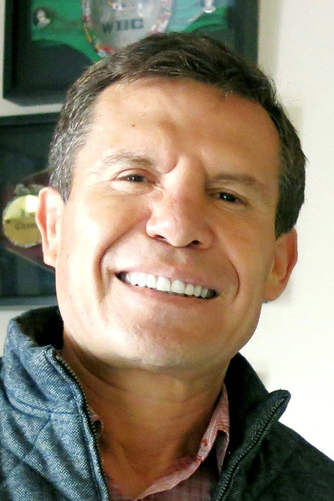 Julio César Chávez as Self in La Guerra Civil: Chavez vs. de la Hoya