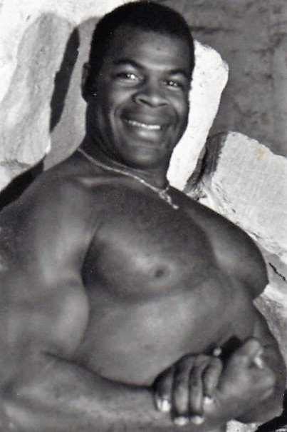 Manu Pluton as Black Servant #1 in L'Essayeuse