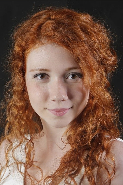 Ece Yüksel as Ferah in Mamaville