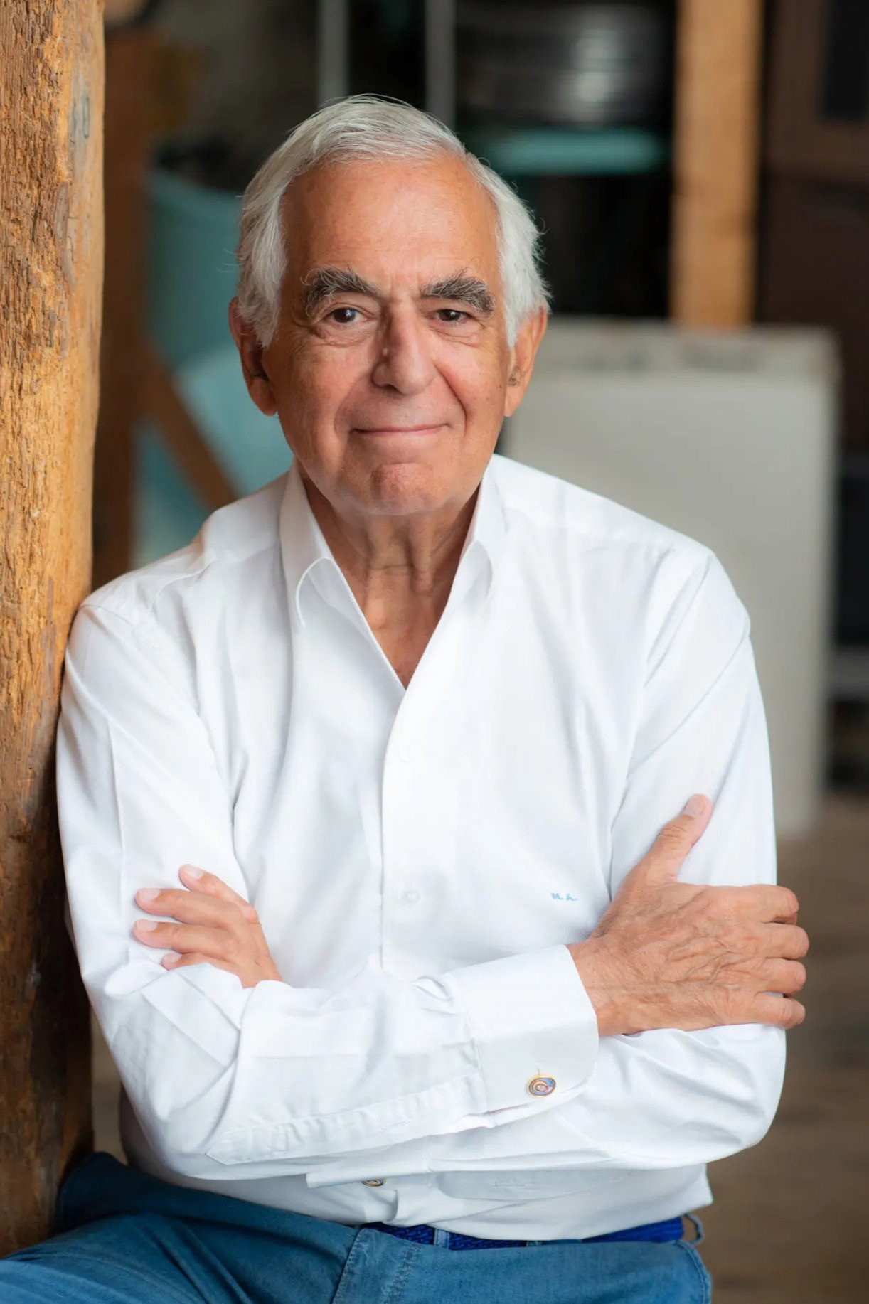 Metin Arditi as Père Kosmas in L'Enfant qui mesurait le monde