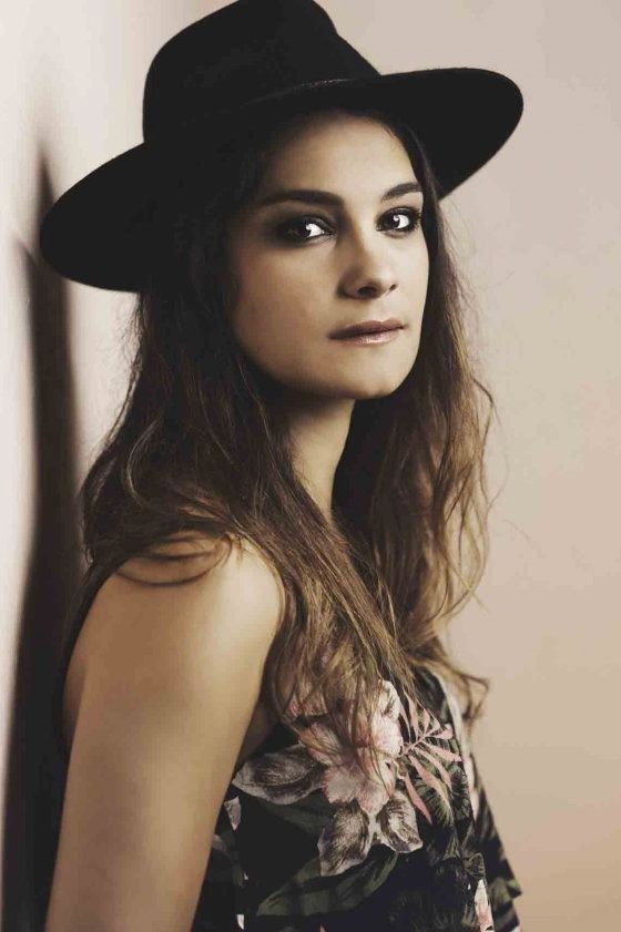 Julia Paul as Leanna in Age of Dinosaurs