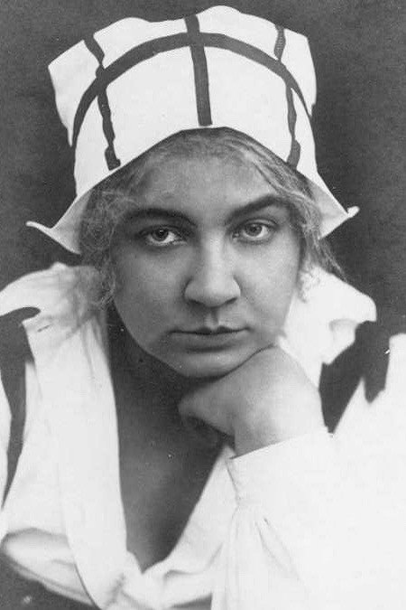 Lina Carstens as Frau Tobler in Drei Männer im Schnee