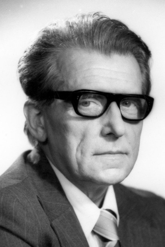 Tadeusz Kaźmierski as Professor 'Dad' in Con Amore