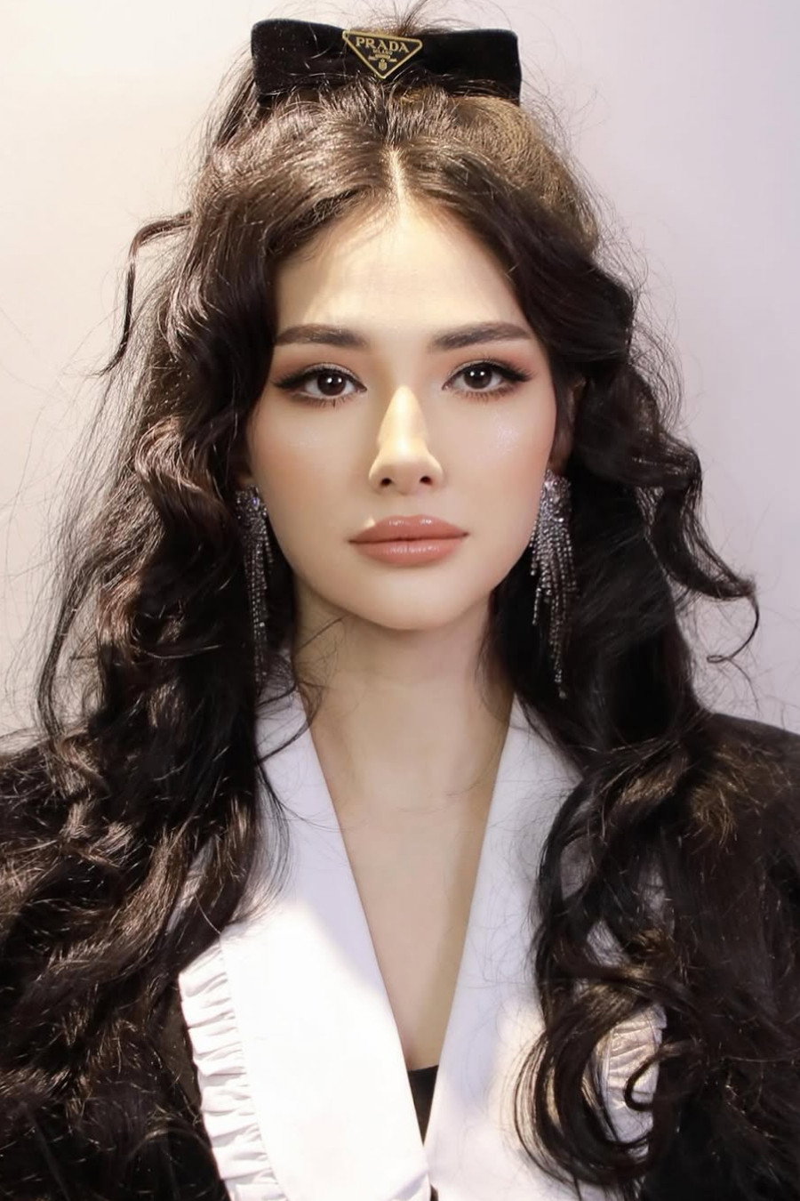Zarina Nizomiddinova as Mukhabbat in Road Under the Skies