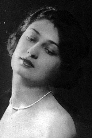 Marcelle Pradot as Doña Ana in Don Juan et Faust