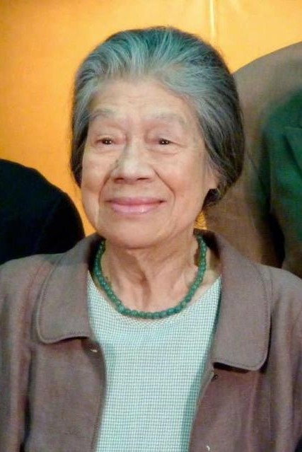 新屋英子 as Grandmother in Josee, the Tiger and the Fish