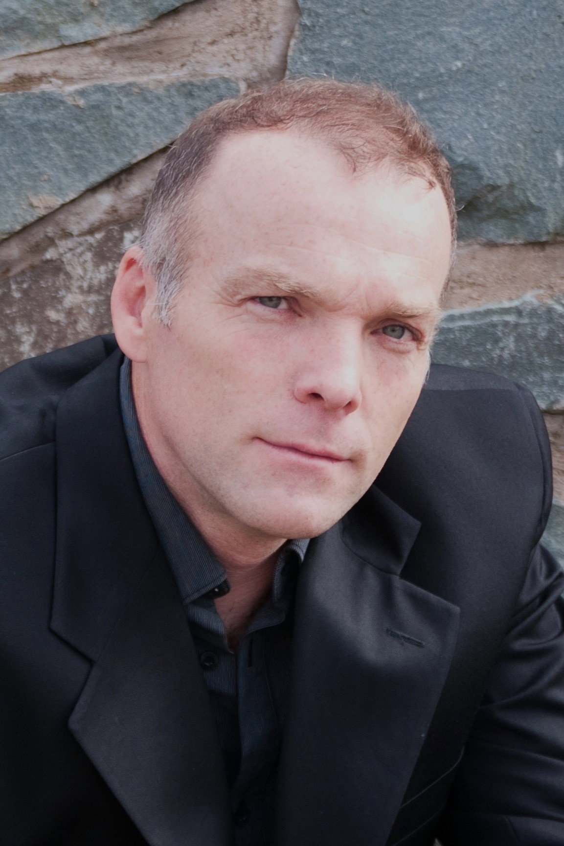 Hugh Thompson as Commander Gil in A Glimpse of Hell