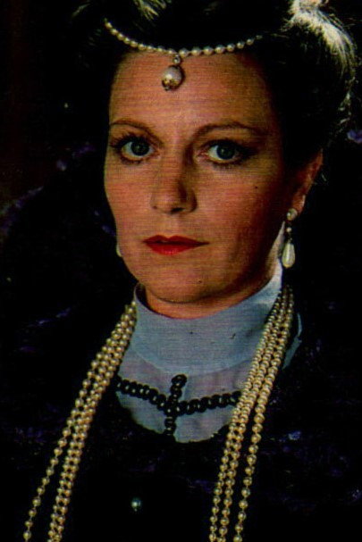 Manuela de Freitas as Sara in Hovering Over the Water