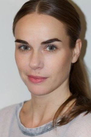 Lina Englund as Åsa in Om Stig Petrés hemlighet
