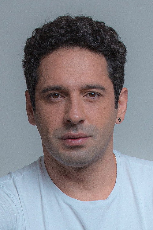 João Baldasserini as Roberto Velásquez (Beto) in Burning Hearts