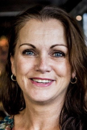 Hilde Lyrån as Trine in Mot i brøstet