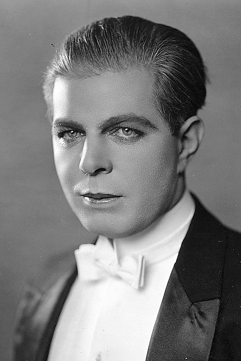 Hoot Gibson as Butler in The Man from the East