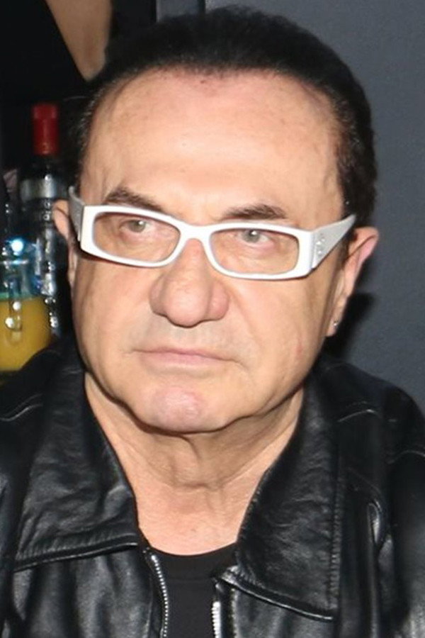 Λευτέρης Πανταζής as Singer in Μπλου τζην και πέτσινα μπουφάν
