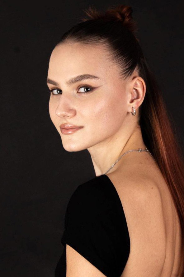 Agáta Pírová as Alica in Tak zle, ako sa len dá
