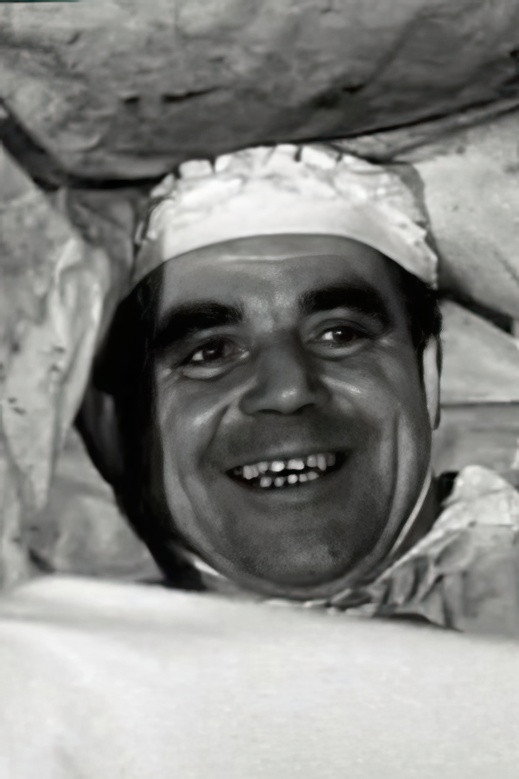 Lucien Camiret as Le guichetier / Le geôlier in Les Dossiers éclatés