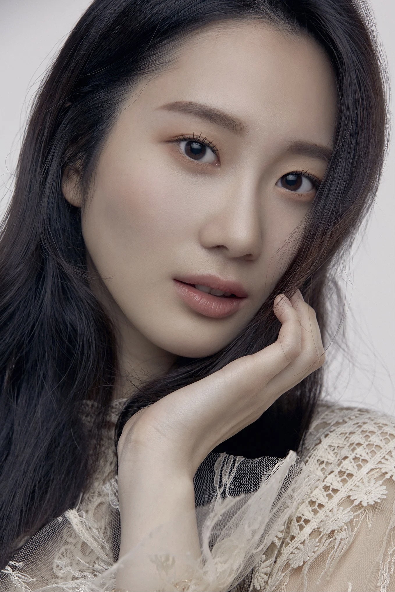 채서은 as Jo Ah-ra in Friendly Rivalry