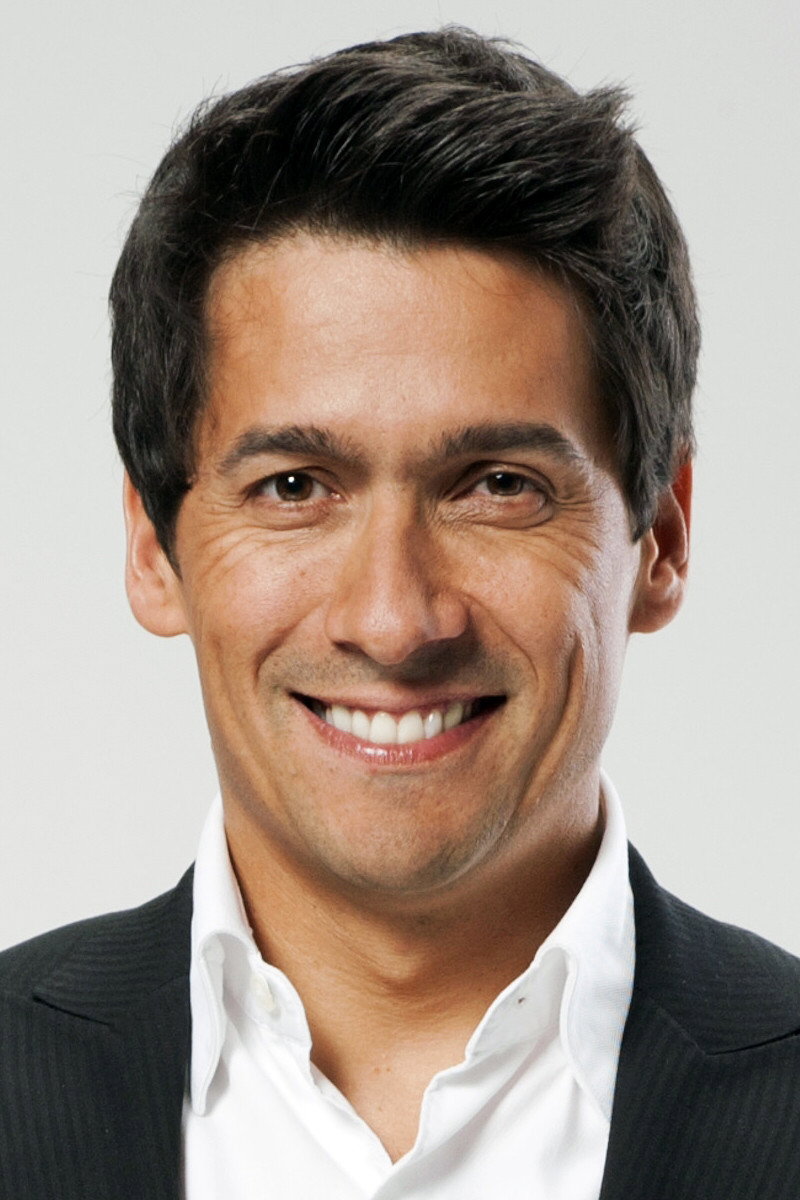 Rafael Araneda as Self - Host in Rojo