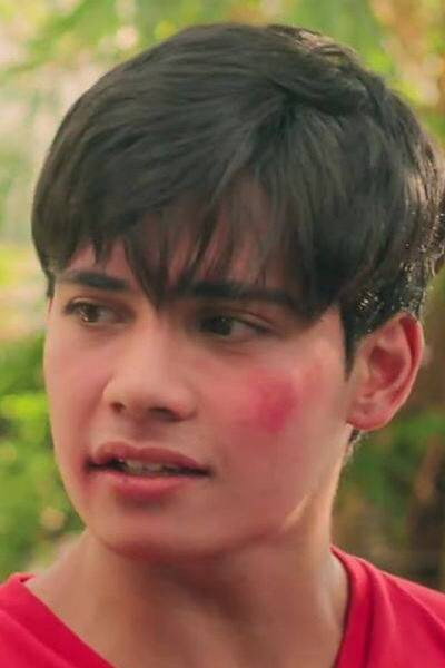 Raheel Bhyria as Sig in Mga Batang Riles