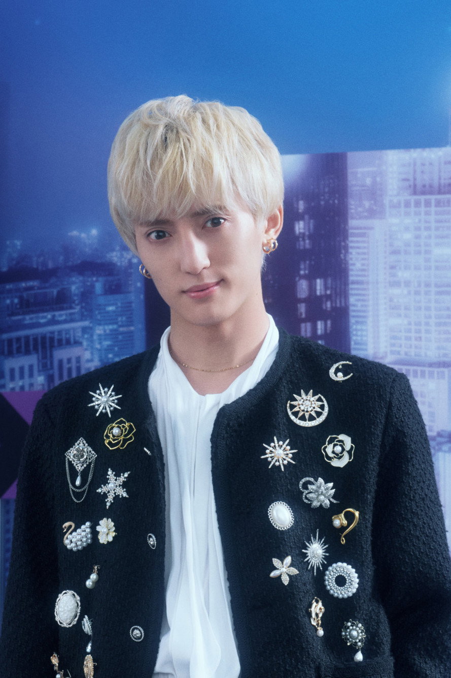 川島如恵留 as Satoru Mizoguchi in Seal My Lips With a Kiss.​
