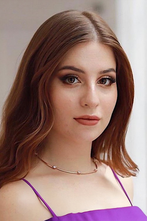 Zeynep Özkaya as Merve Karaman in İki Aile