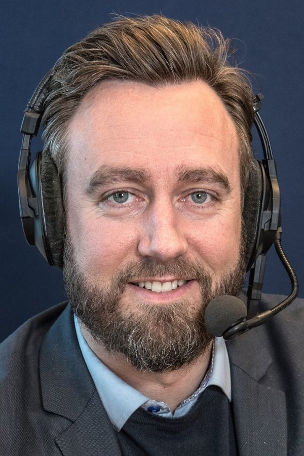 Jimmy Bøjgaard as Kommentator in ZULU Djævleræs