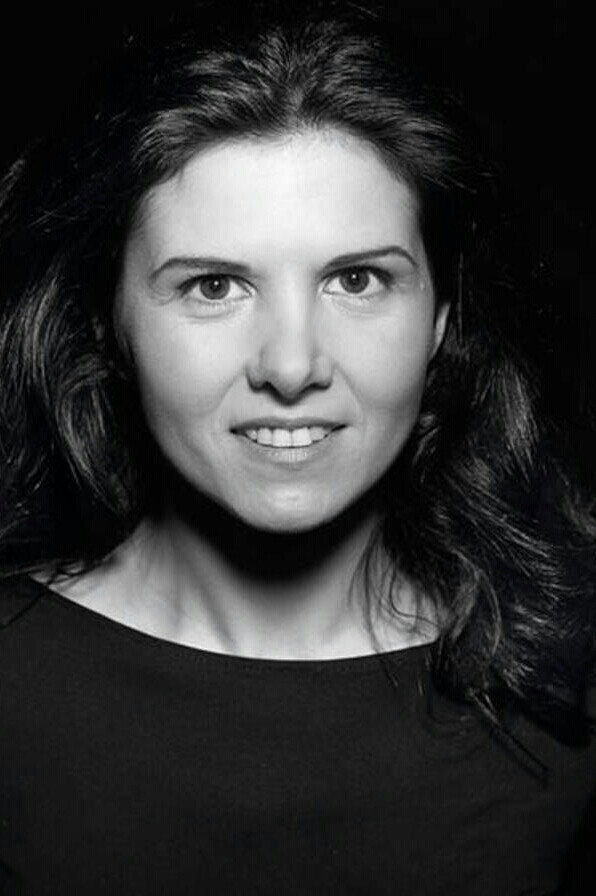 Isabel Naveira as Uxía in El sueño logrado