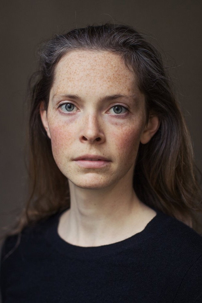 Lucy Wirth as Simone in Stöffitown