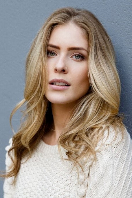 Jordan Claire Robbins as Zoe in Fashionably Yours