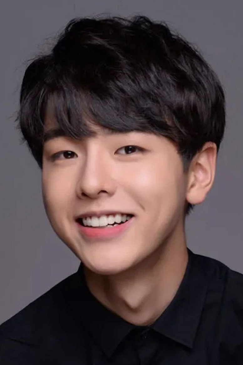 Ren Yinsong as Yan Xin in Parallel Love