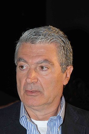 Ρήγας Αξελός as Νίκος in Μονάχους μονάχους
