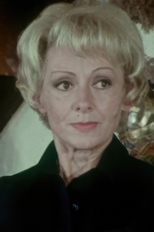 Madeleine Delavaivre as Woman on holiday in Le Gendarme de Saint-Tropez