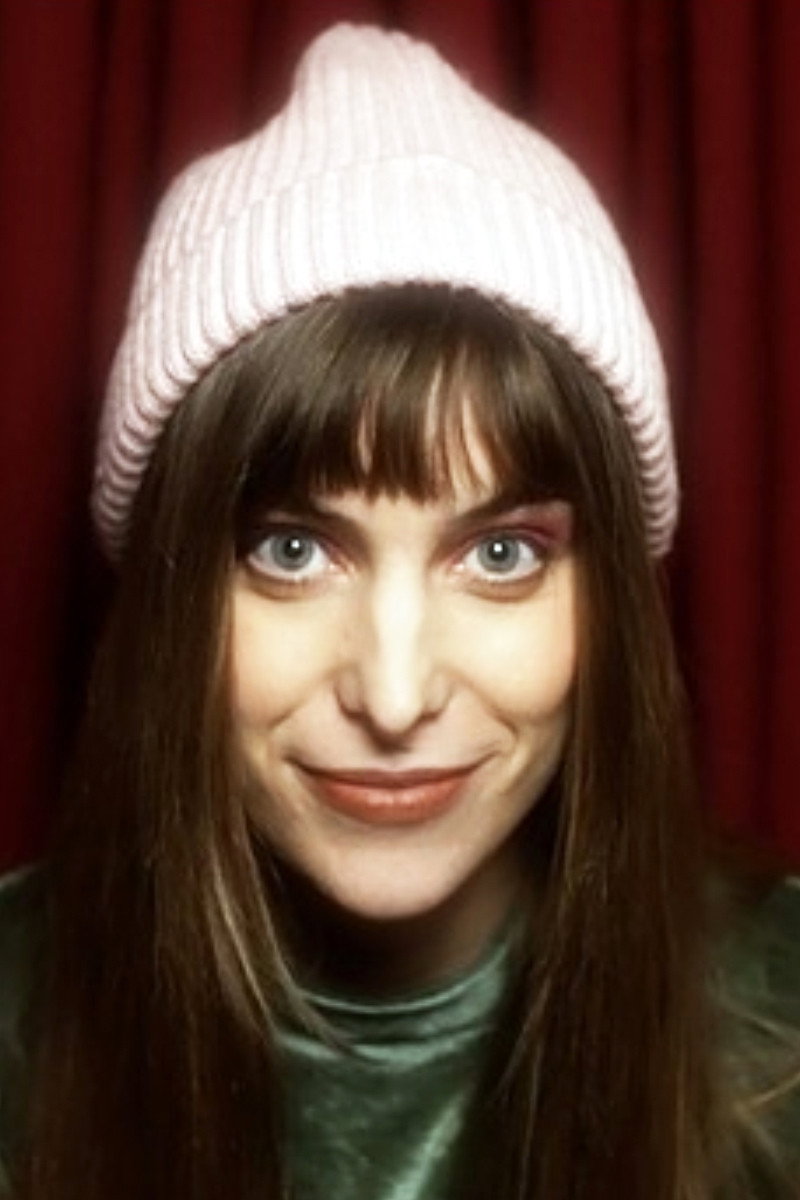 Olivia Viggiano as Mia Nichols in Supertorpe
